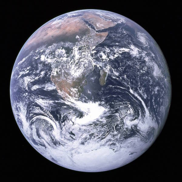 photo of earth from apollo